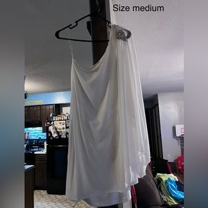One shoulder very beautiful dress. Looks like an angel dress. Very comfortable